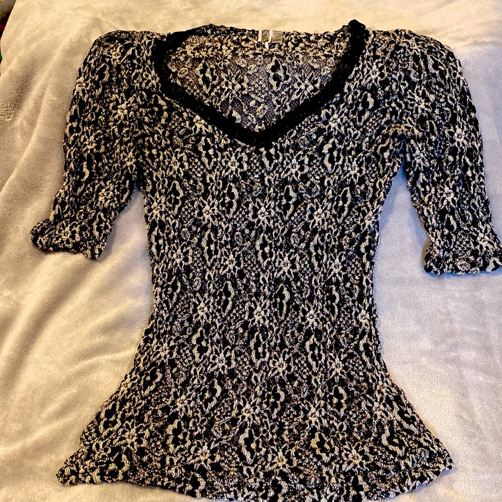 BKE Lacey short sleeved v-neck top